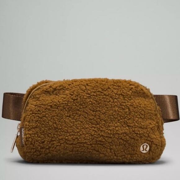 NWT Lululemon Everywhere Belt Bag Fleece Teddy Sherpa Furry Brown Gold Caramel - Picture 1 of 16